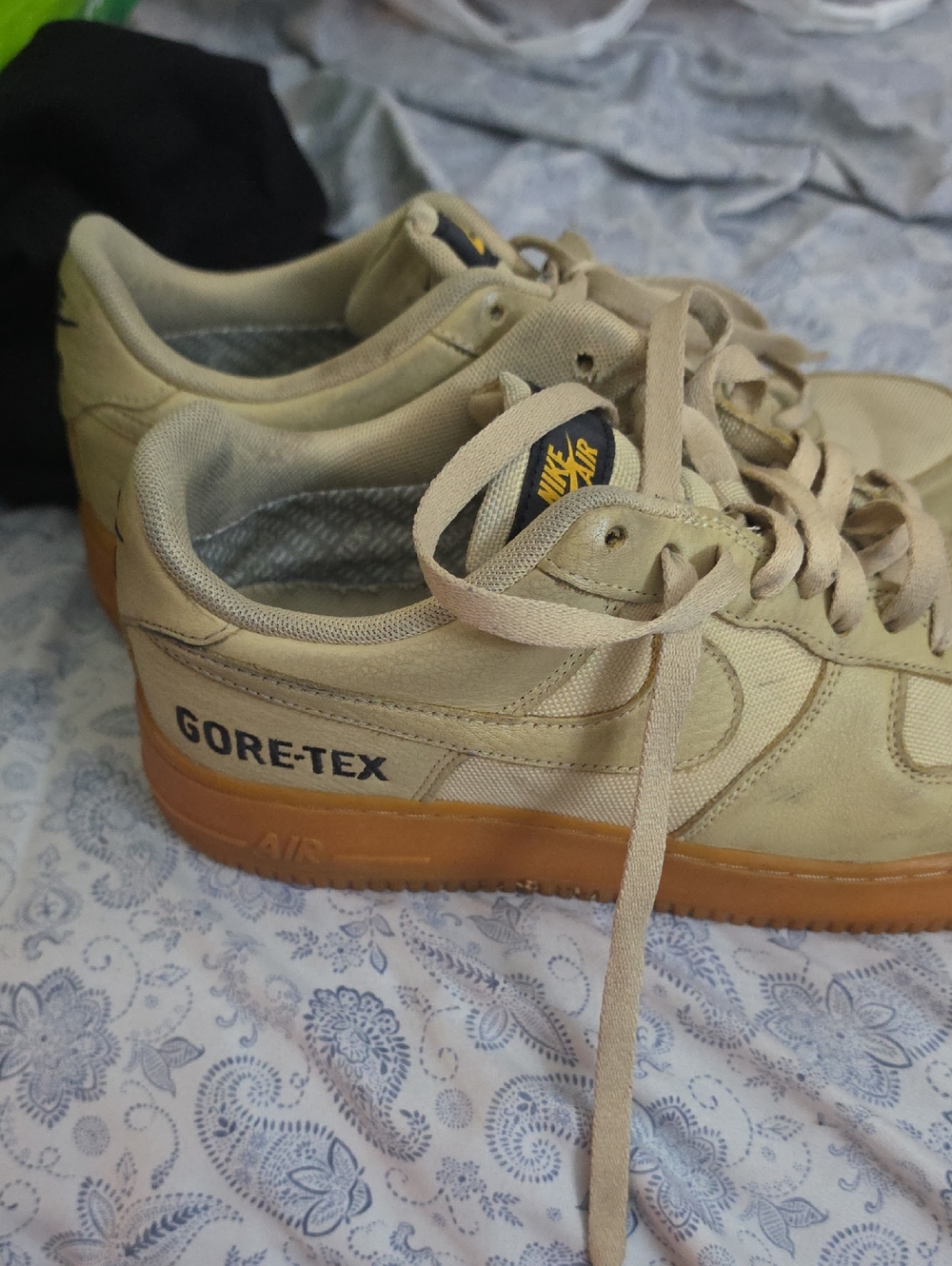 Nike Gore-Tex Men's Sneakers in Beige with Gum Sole